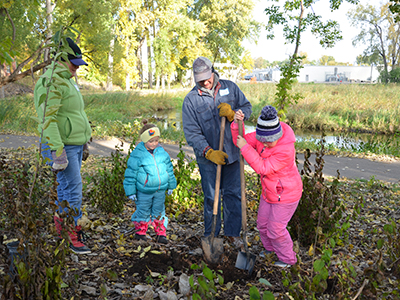 minnehaha-creek-tree-shrub-planting_181013